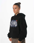 chica con sudadera grande