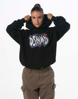 sudadera negra con estampado bordado