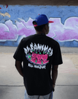 modelo chico con gorra y camiseta disanimed hell invasion parte trasera