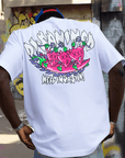 modelo camiseta holgada disanimed en calle de grafitis